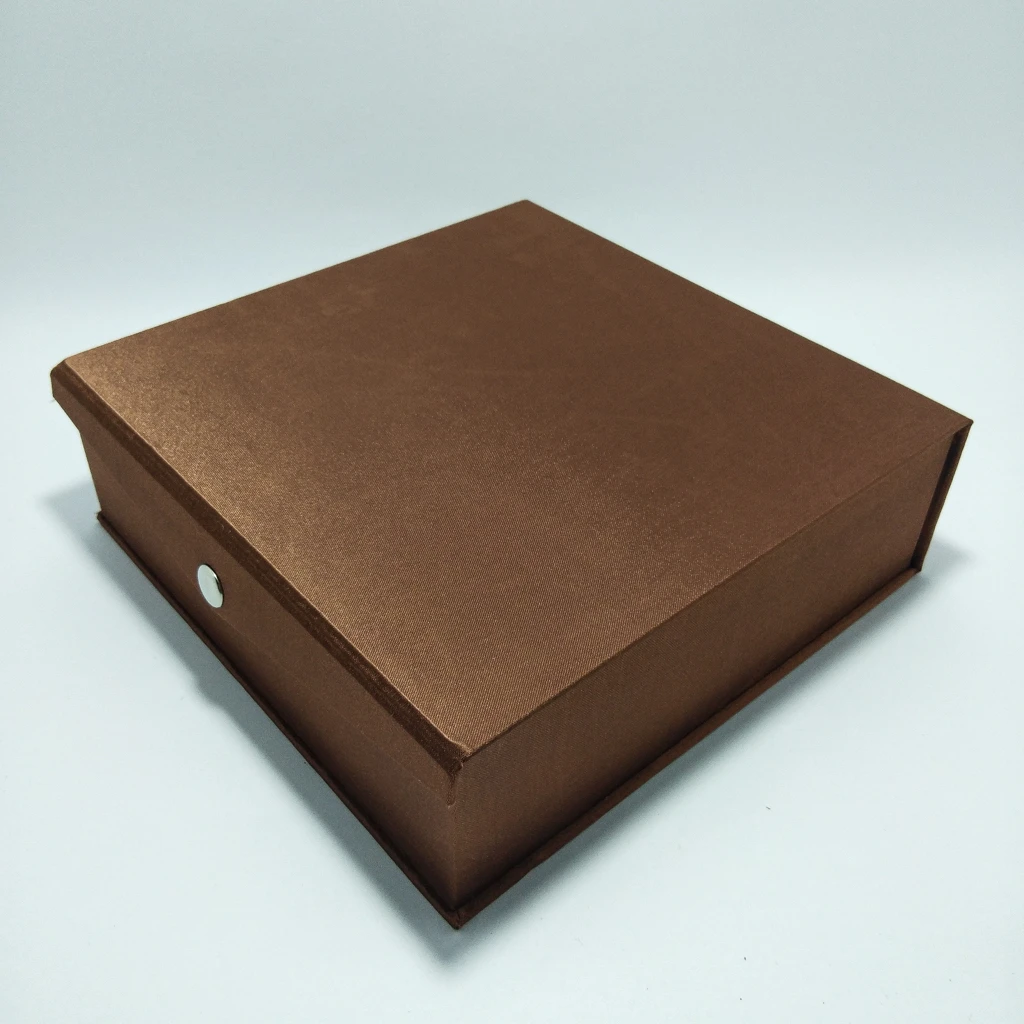 fine brown satin chokar box. box 