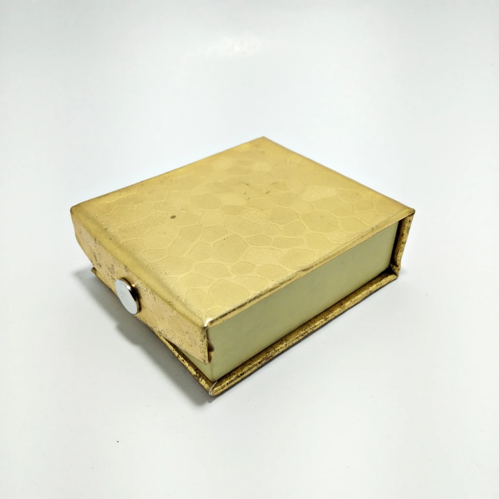 golden 3d rexin white pendant box 