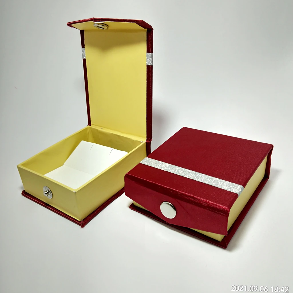 maroon satin strip pendant box 