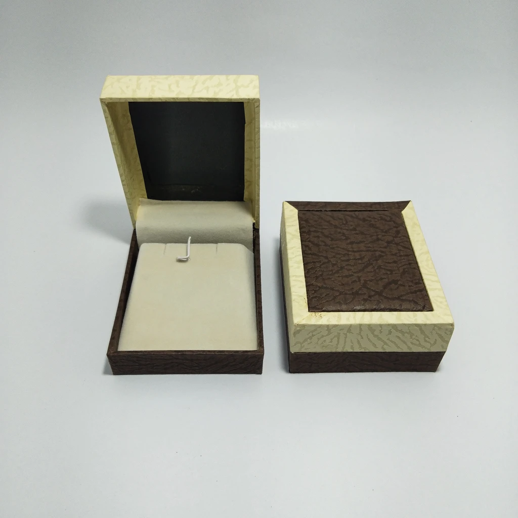 BI color kitkat cream pendant