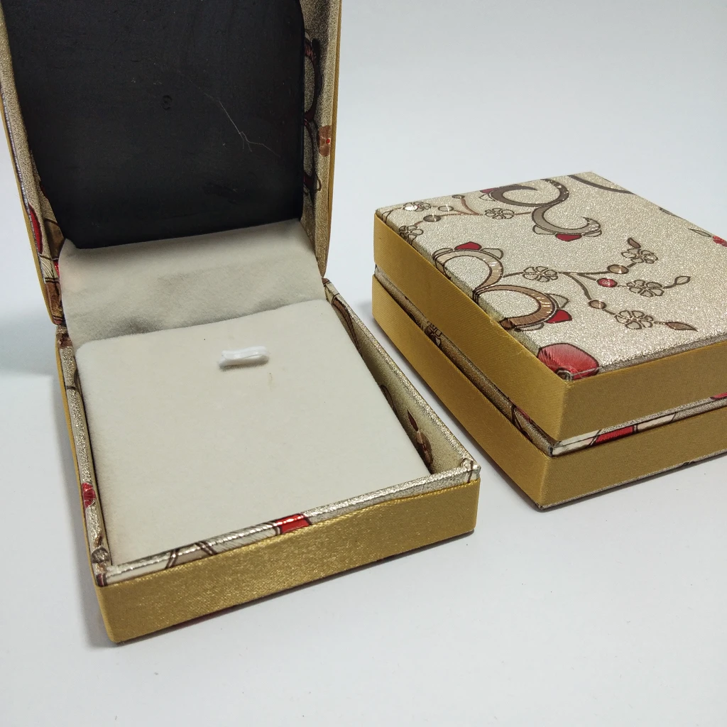 jewelry box flower rexin kitkat cream pendant