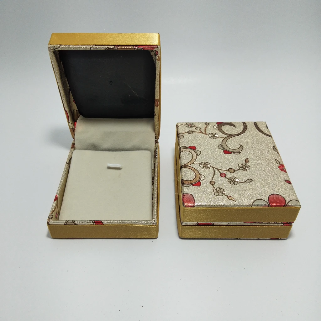 jewellery box flower rexin kitkat cream pendant