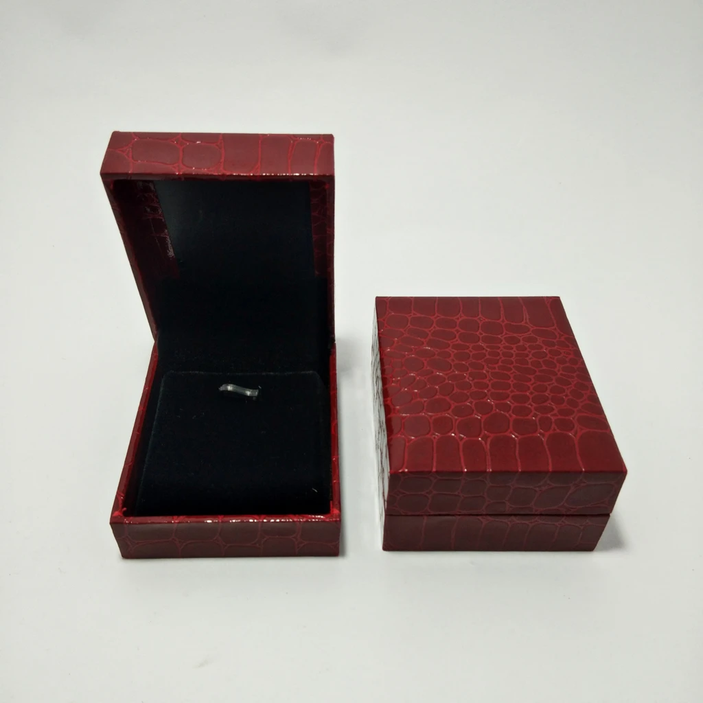red crocodile rexin pendant