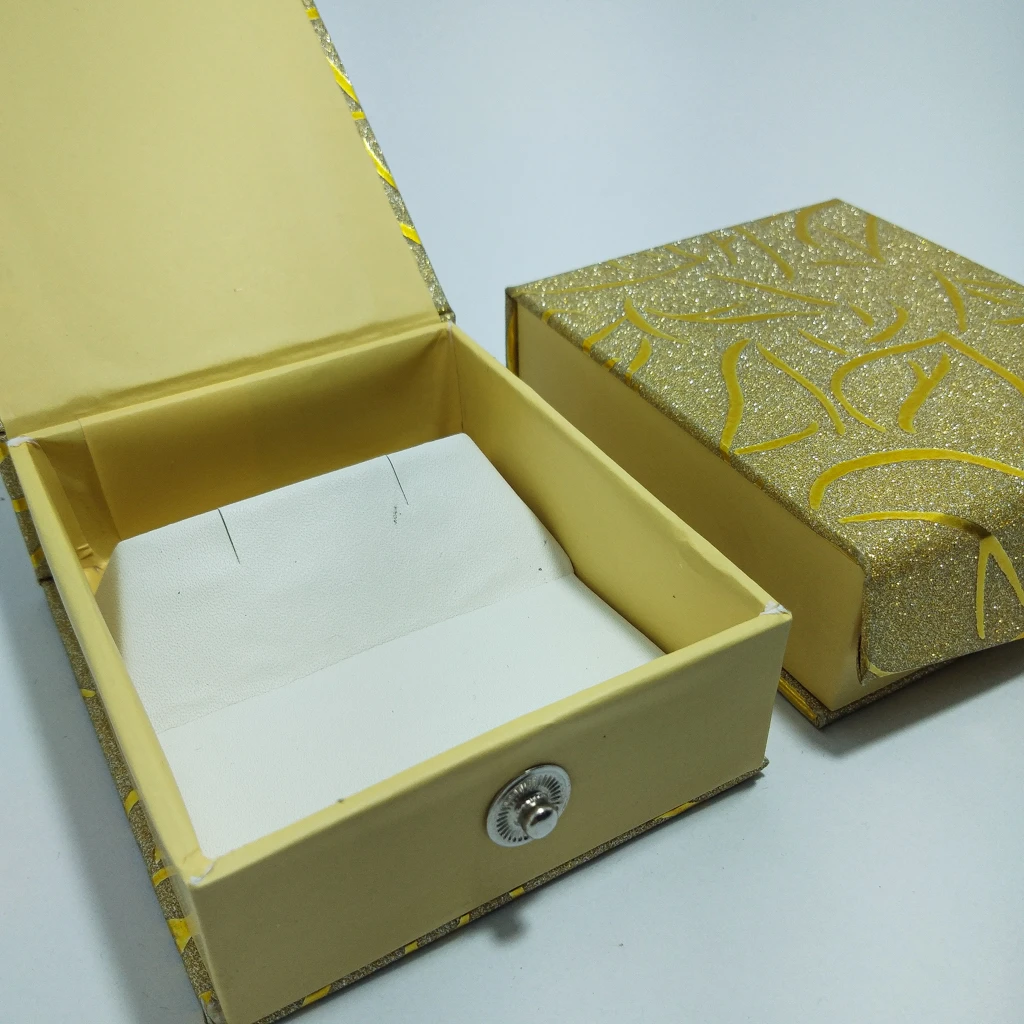 golden flower rexin white pendant