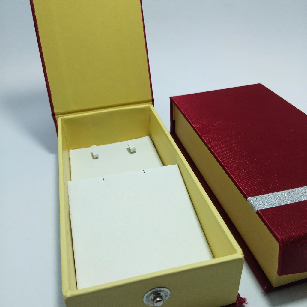 maroon satin strip kaan chumka box