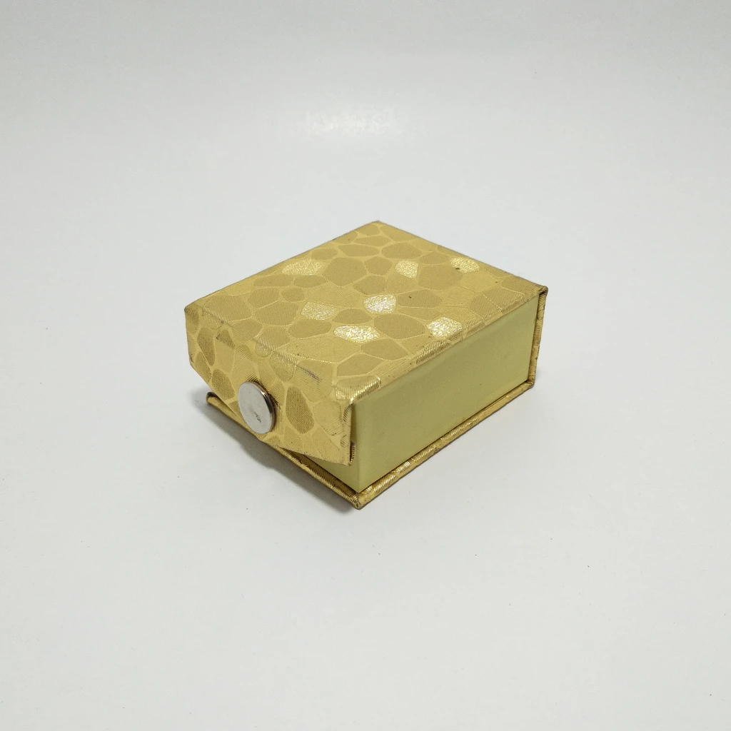 golden 3d rexin paper tops box 